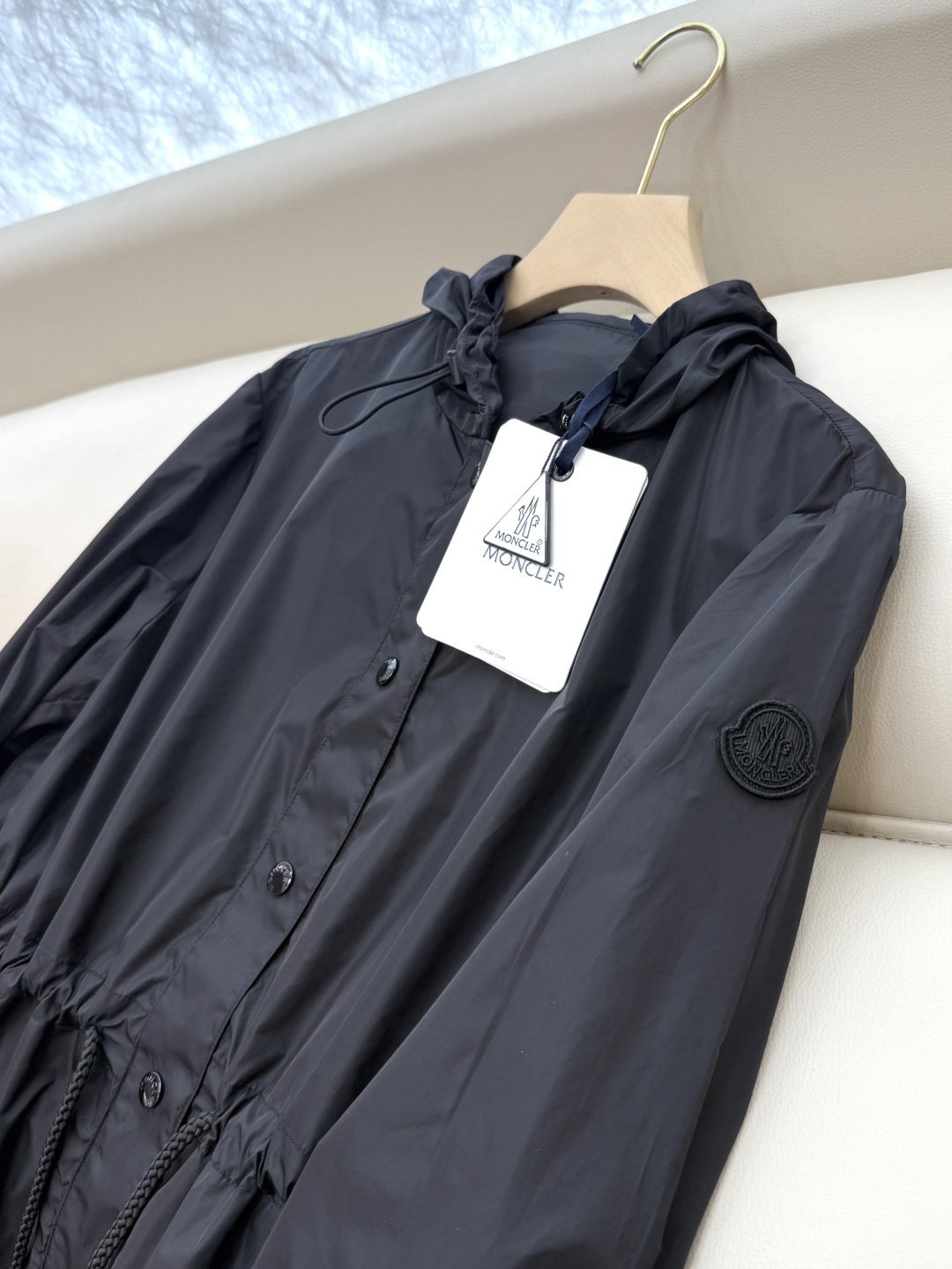 MN059#新款防晒服。
Moncler 最新款短款 防晒外套 米色 黑色 0-1-2 码 