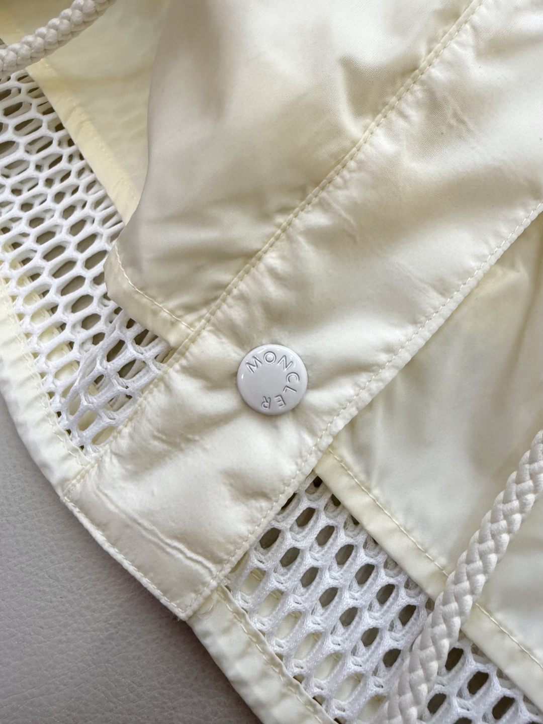 MN059#新款防晒服。
Moncler 最新款短款 防晒外套 米色 黑色 0-1-2 码 