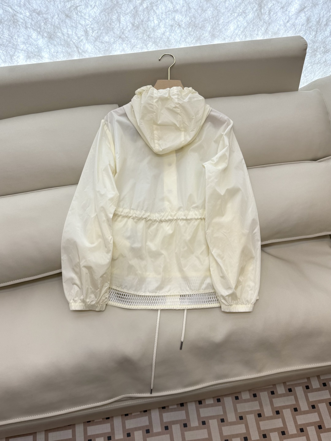 MN059#新款防晒服。
Moncler 最新款短款 防晒外套 米色 黑色 0-1-2 码 