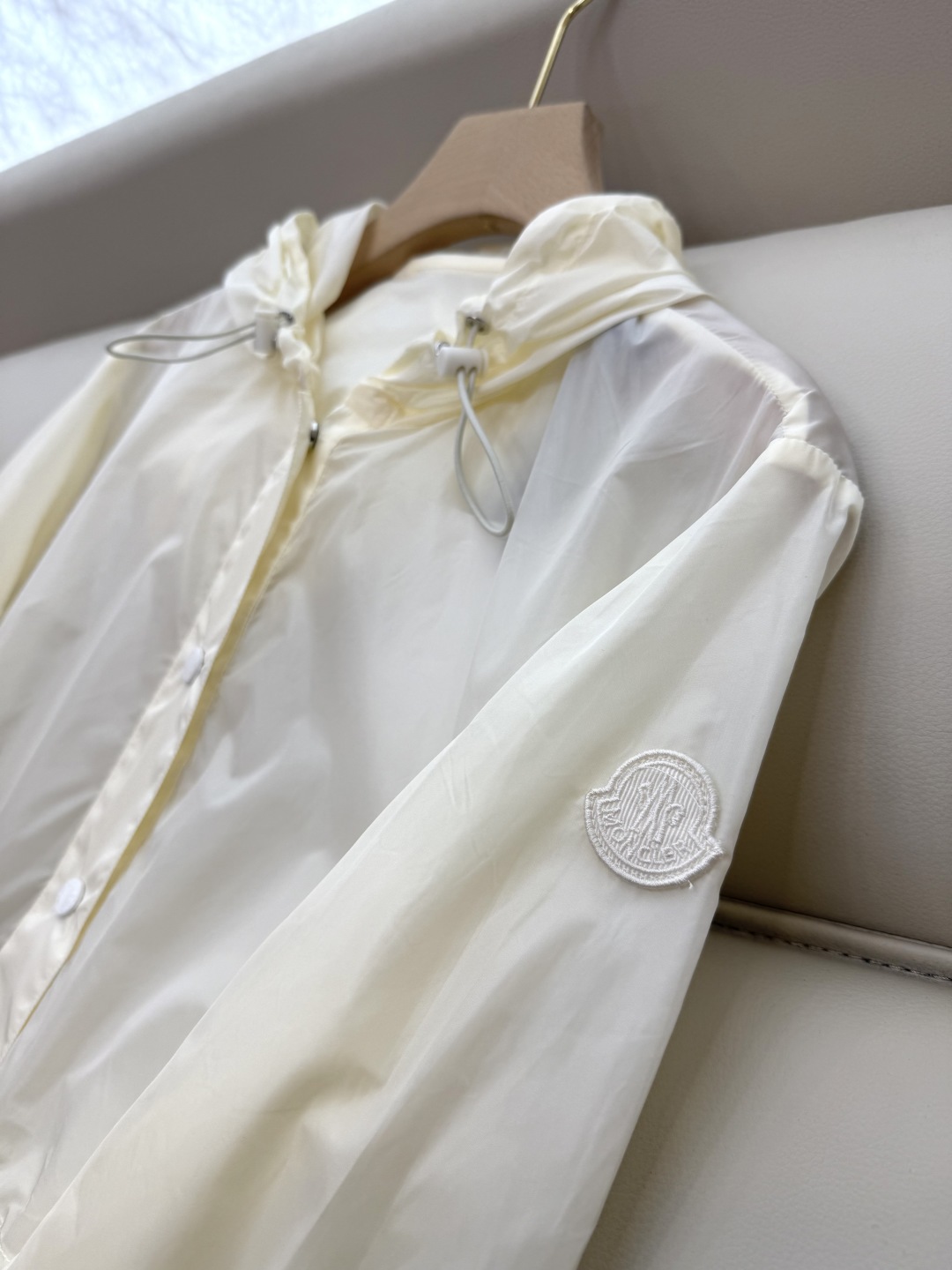 MN059#新款防晒服。
Moncler 最新款短款 防晒外套 米色 黑色 0-1-2 码 