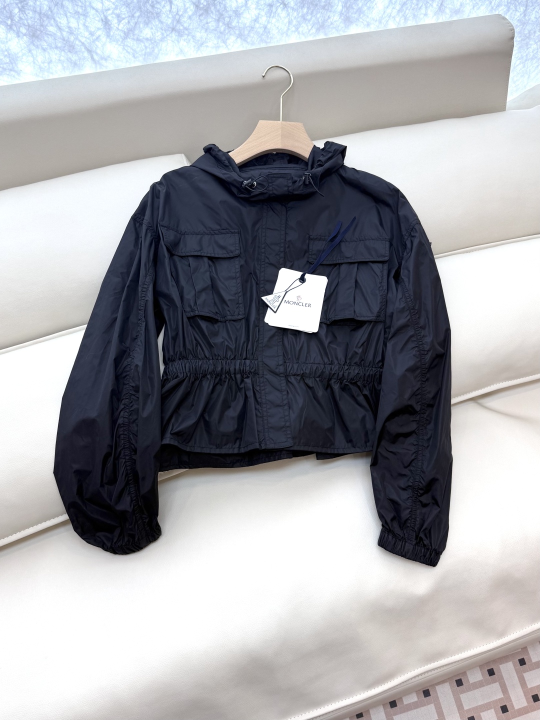 MN060#新款防晒服。
Moncler 最新款短款 防晒外套 米色 粉色 黑色 0-1-2 码 