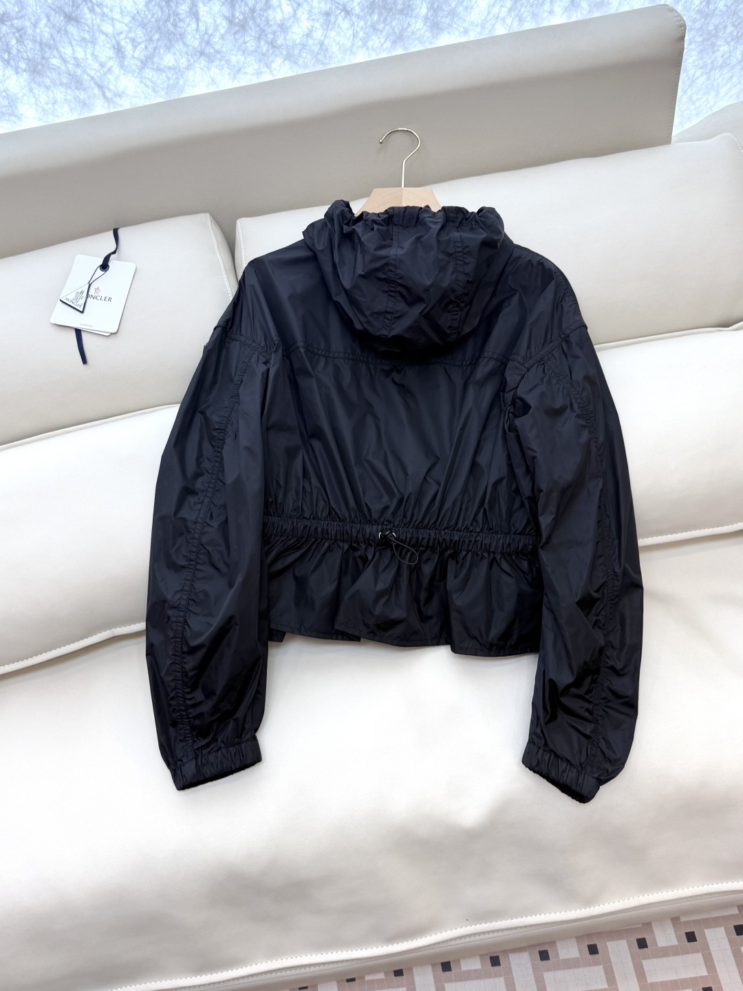 MN060#新款防晒服。
Moncler 最新款短款 防晒外套 米色 粉色 黑色 0-1-2 码 