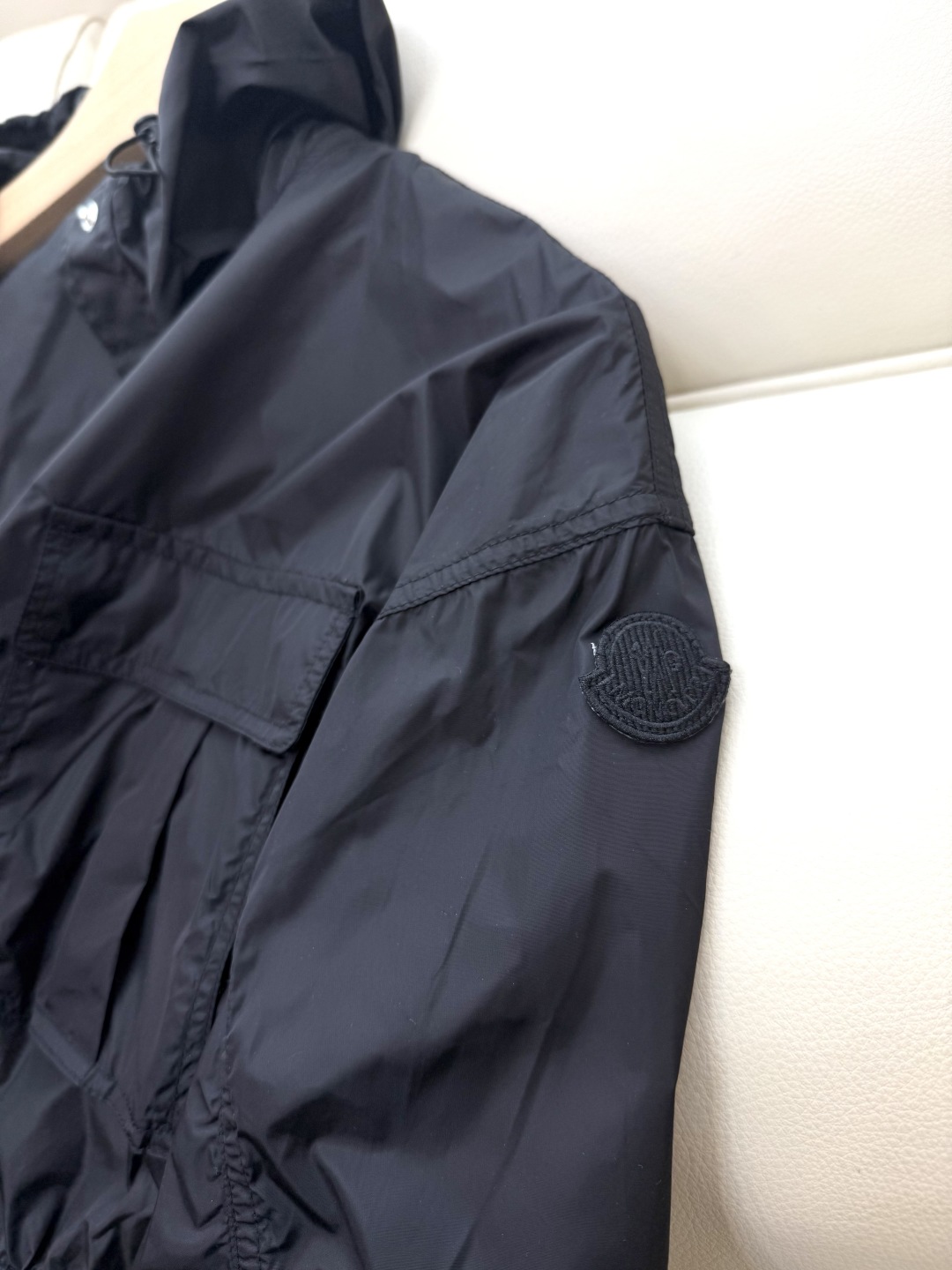 MN060#新款防晒服。
Moncler 最新款短款 防晒外套 米色 粉色 黑色 0-1-2 码 