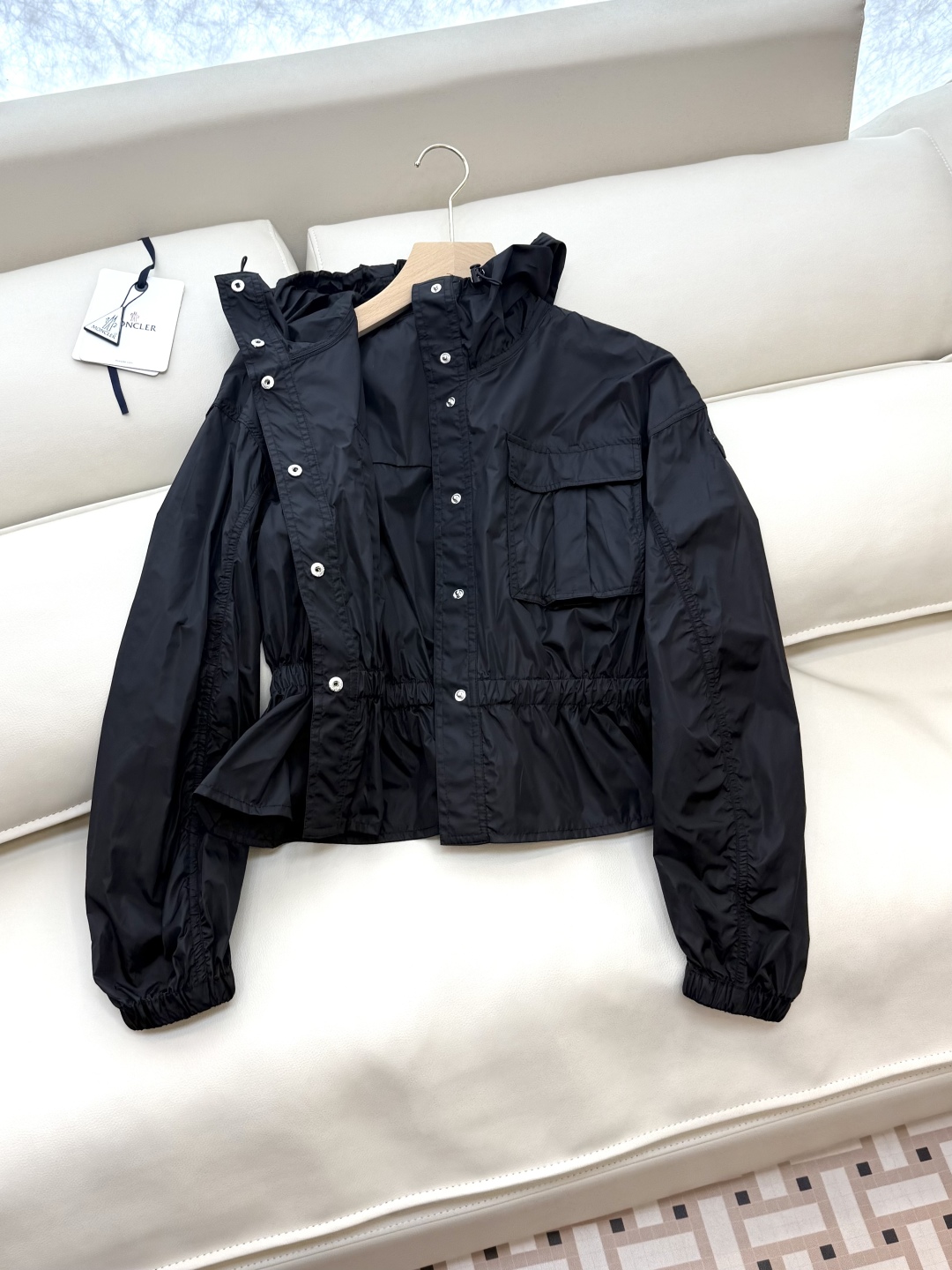 MN060#新款防晒服。
Moncler 最新款短款 防晒外套 米色 粉色 黑色 0-1-2 码 