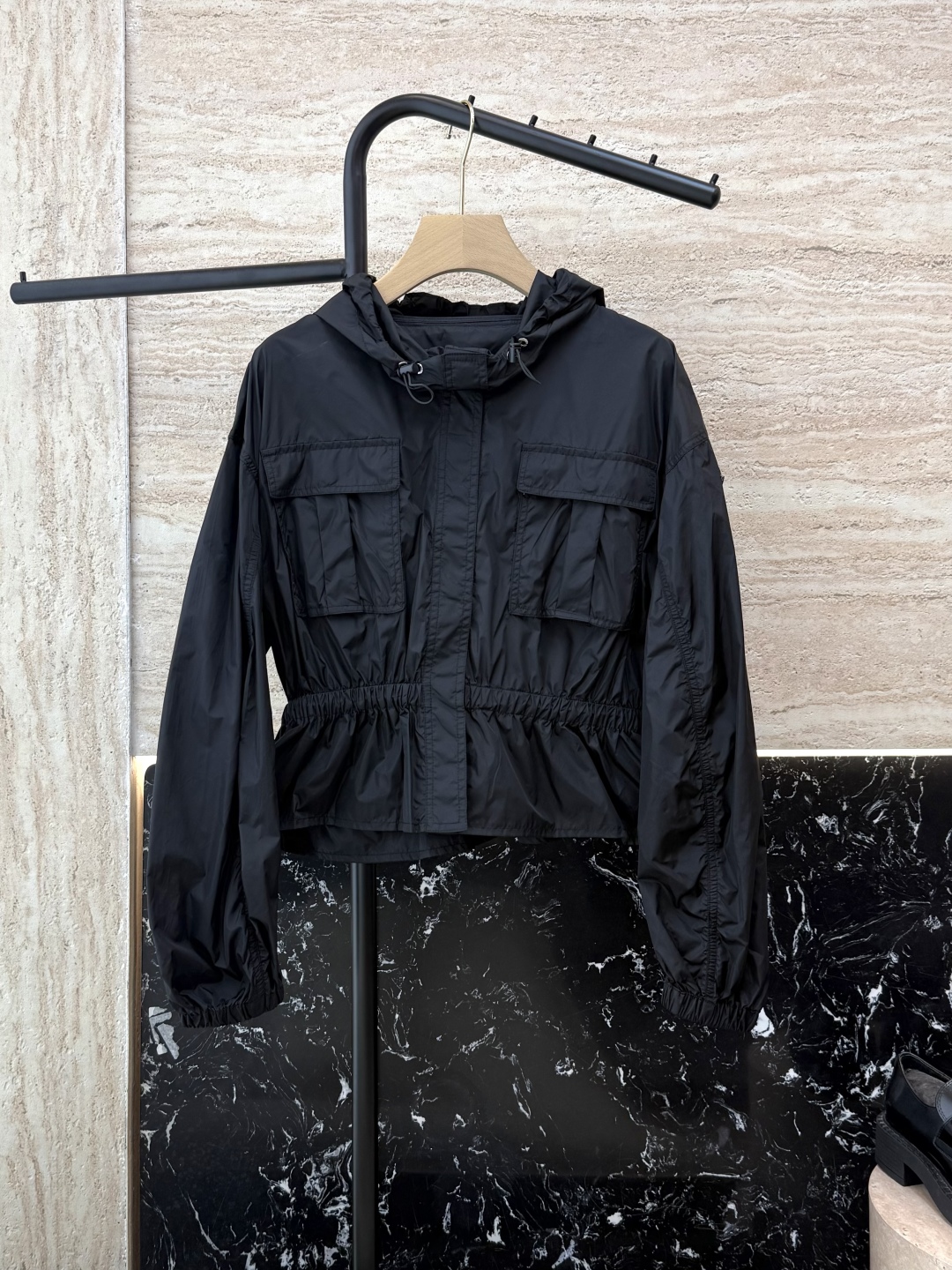 MN060#新款防晒服。
Moncler 最新款短款 防晒外套 米色 粉色 黑色 0-1-2 码 