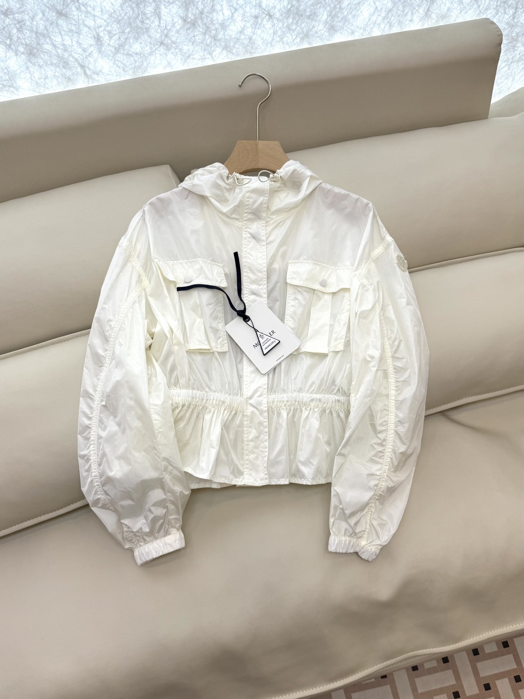 MN060#新款防晒服。
Moncler 最新款短款 防晒外套 米色 粉色 黑色 0-1-2 码 