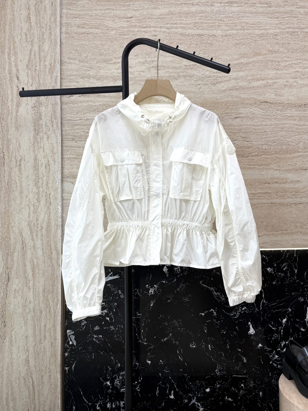 MN060#新款防晒服。
Moncler 最新款短款 防晒外套 米色 粉色 黑色 0-1-2 码 