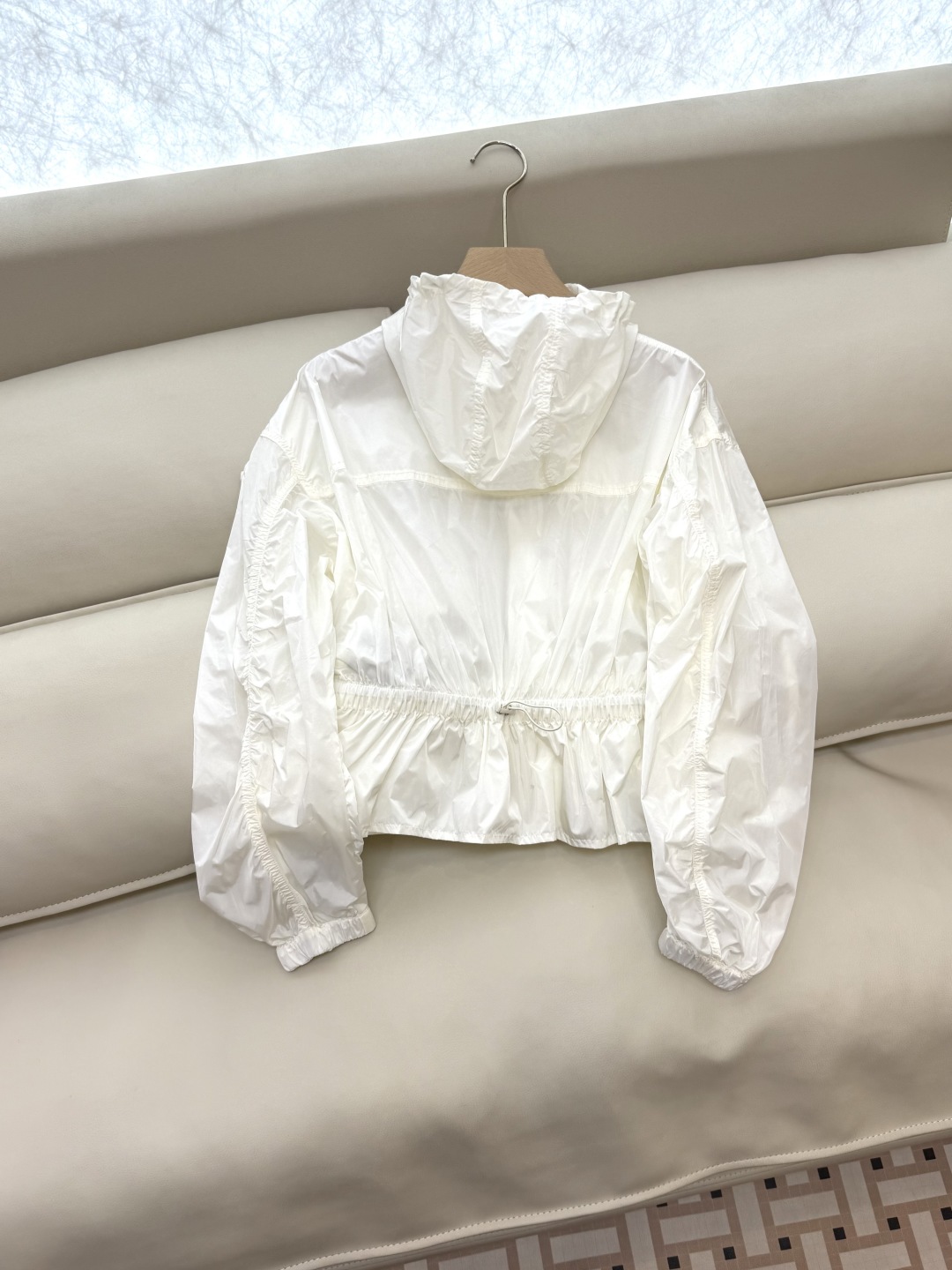 MN060#新款防晒服。
Moncler 最新款短款 防晒外套 米色 粉色 黑色 0-1-2 码 