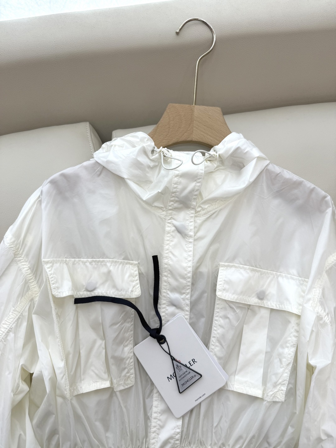 MN060#新款防晒服。
Moncler 最新款短款 防晒外套 米色 粉色 黑色 0-1-2 码 