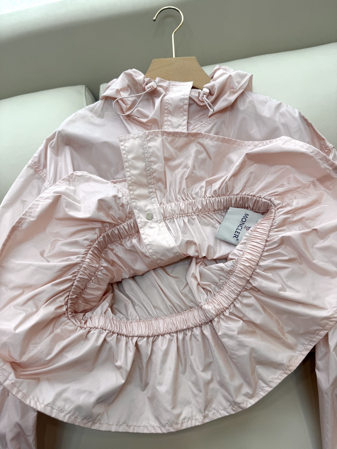 MN060#新款防晒服。
Moncler 最新款短款 防晒外套 米色 粉色 黑色 0-1-2 码 