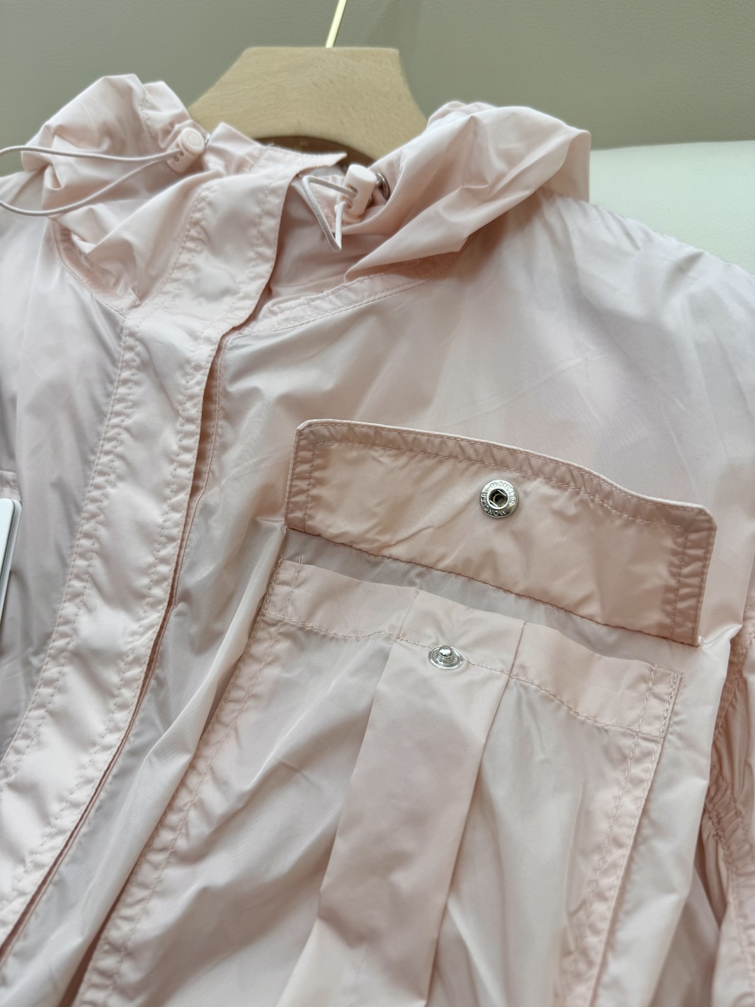 MN060#新款防晒服。
Moncler 最新款短款 防晒外套 米色 粉色 黑色 0-1-2 码 