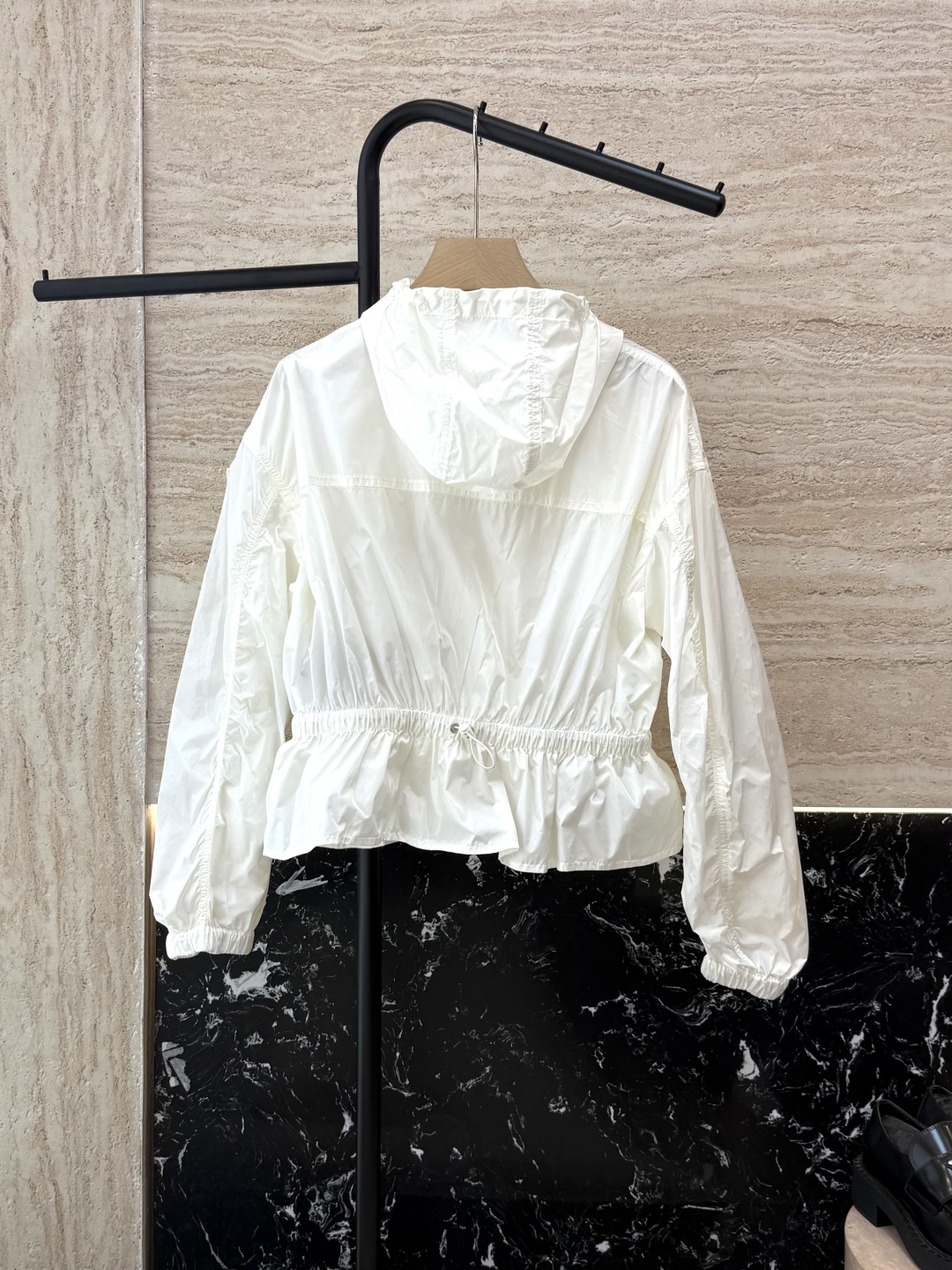 MN060#新款防晒服。
Moncler 最新款短款 防晒外套 米色 粉色 黑色 0-1-2 码 
