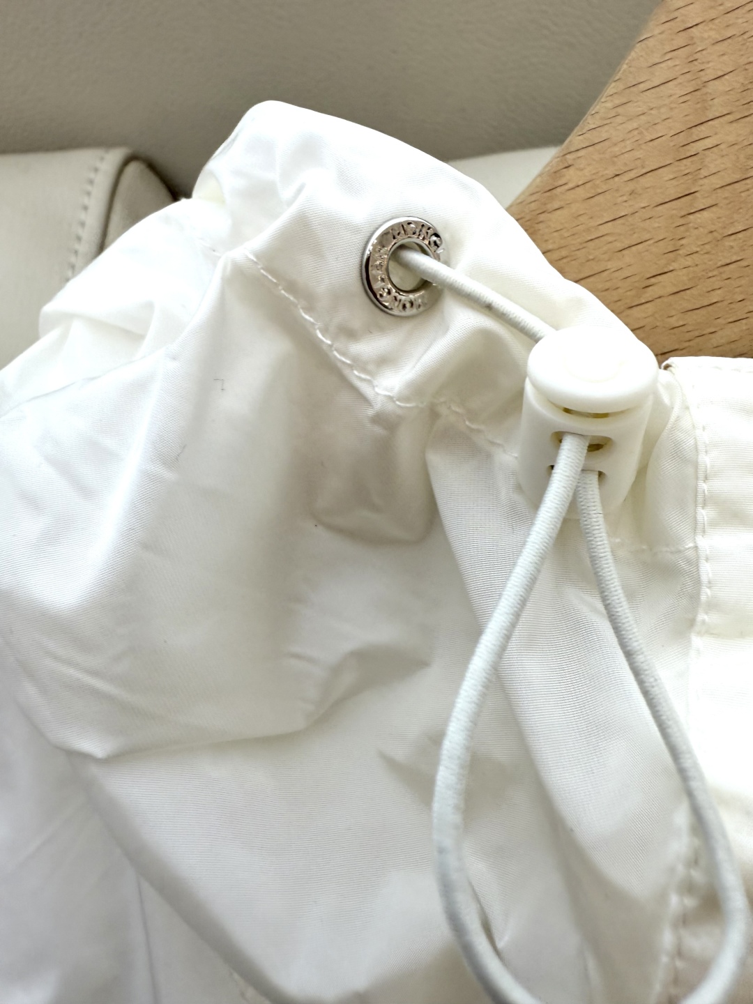 MN060#新款防晒服。
Moncler 最新款短款 防晒外套 米色 粉色 黑色 0-1-2 码 