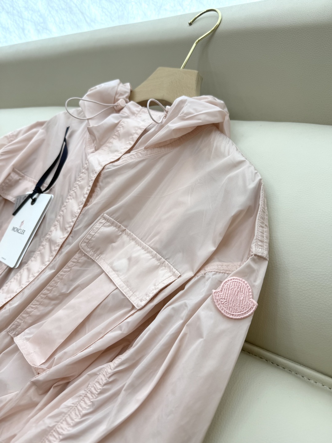 MN060#新款防晒服。
Moncler 最新款短款 防晒外套 米色 粉色 黑色 0-1-2 码 