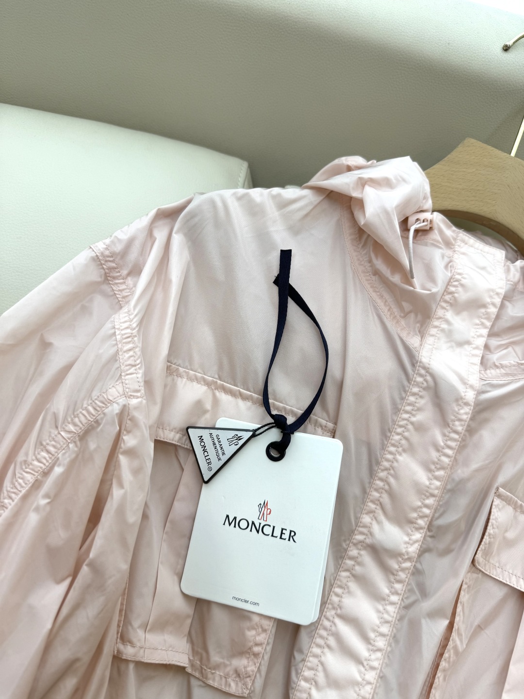 MN060#新款防晒服。
Moncler 最新款短款 防晒外套 米色 粉色 黑色 0-1-2 码 
