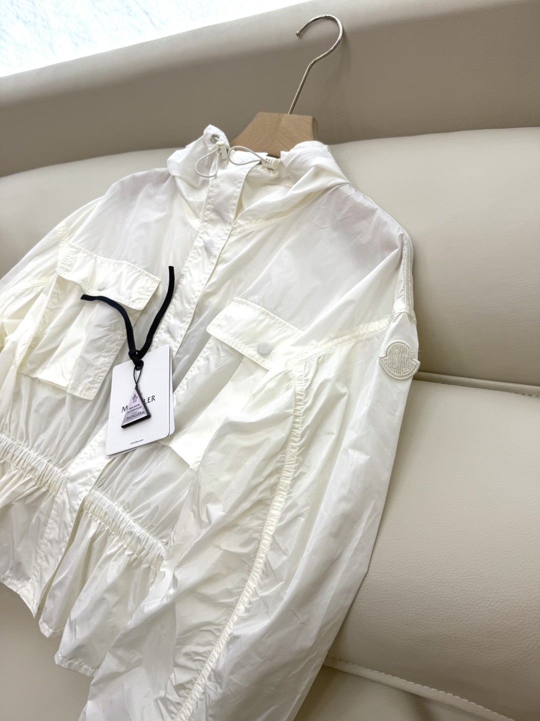 MN060#新款防晒服。
Moncler 最新款短款 防晒外套 米色 粉色 黑色 0-1-2 码 