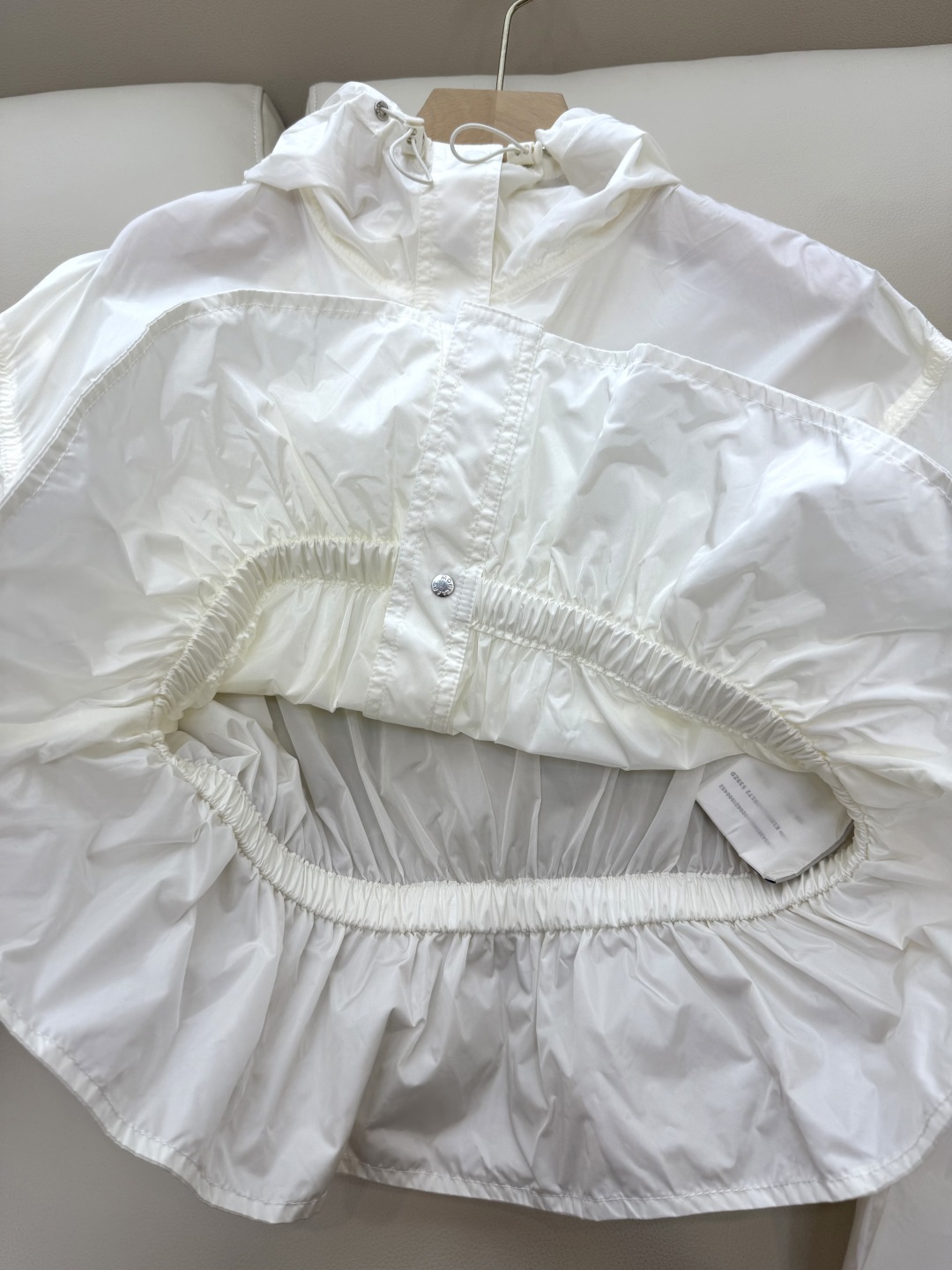MN060#新款防晒服。
Moncler 最新款短款 防晒外套 米色 粉色 黑色 0-1-2 码 