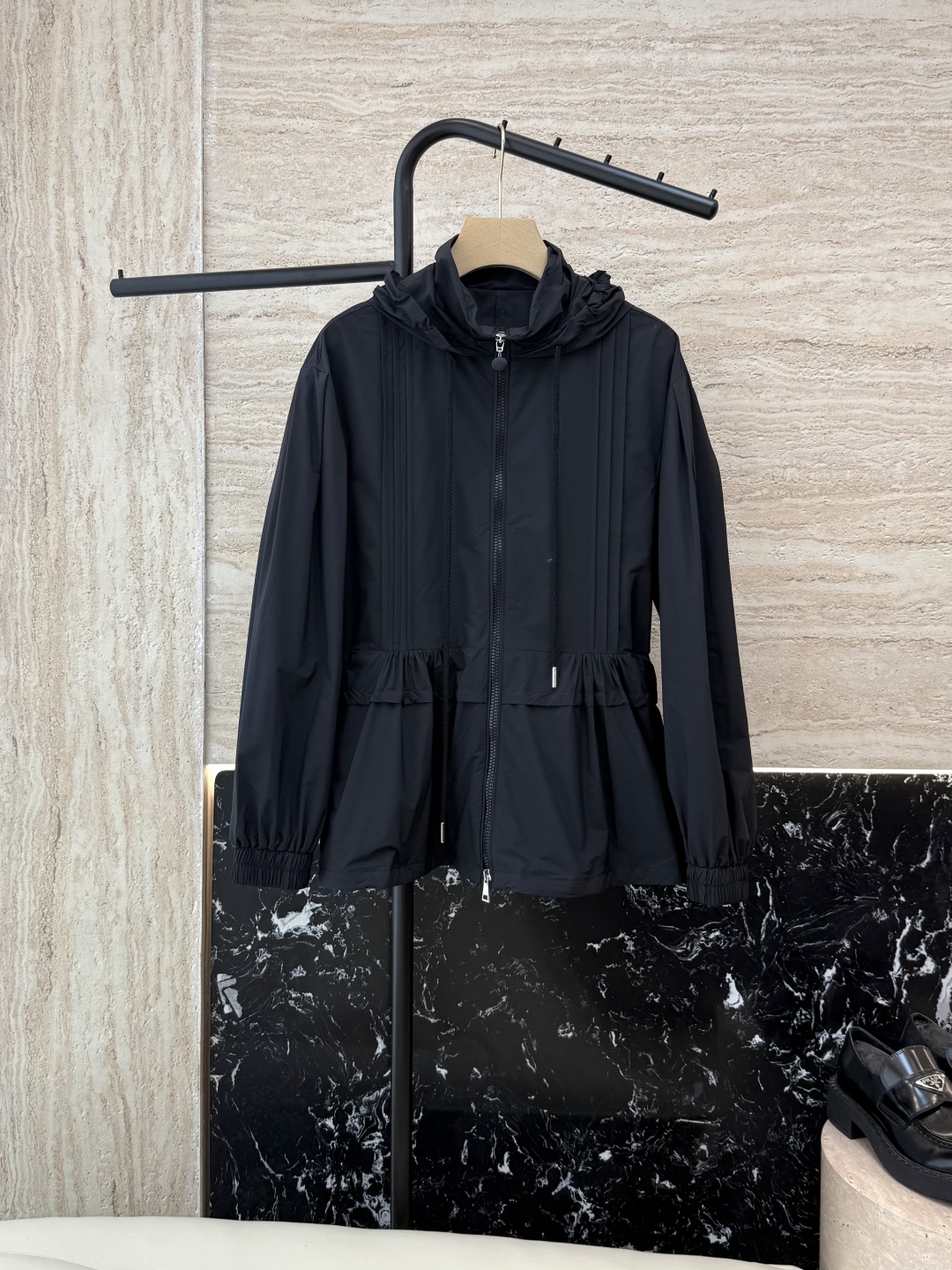 WH037#新款防晒服。
Moncler 最新款短款 防晒外套 米色 灰色 黑色 1-2-3码 