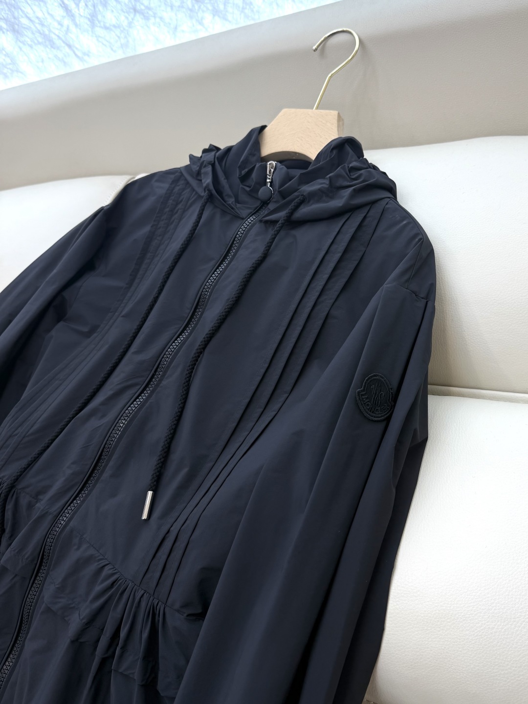 WH037#新款防晒服。
Moncler 最新款短款 防晒外套 米色 灰色 黑色 1-2-3码 