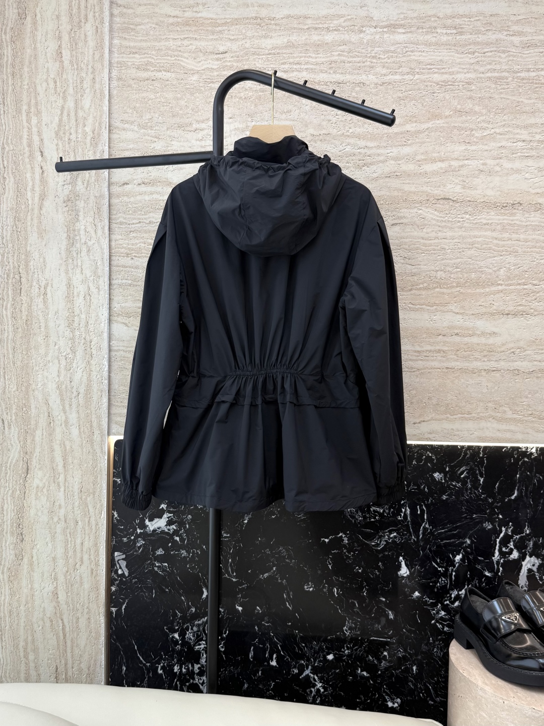 WH037#新款防晒服。
Moncler 最新款短款 防晒外套 米色 灰色 黑色 1-2-3码 