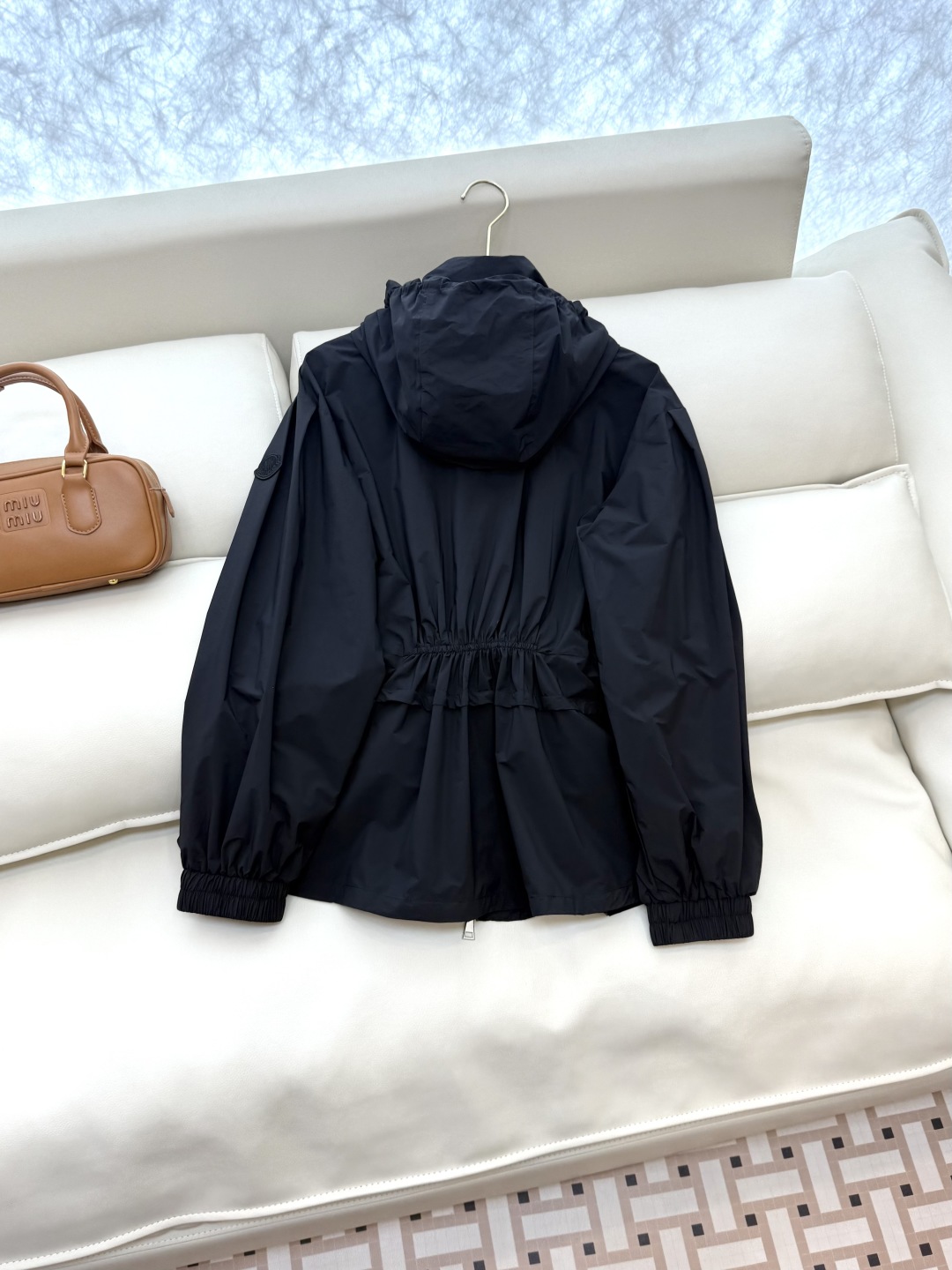 WH037#新款防晒服。
Moncler 最新款短款 防晒外套 米色 灰色 黑色 1-2-3码 