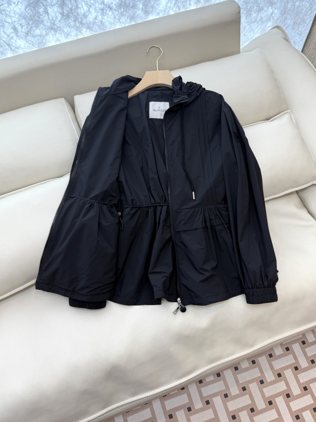 WH037#新款防晒服。
Moncler 最新款短款 防晒外套 米色 灰色 黑色 1-2-3码 