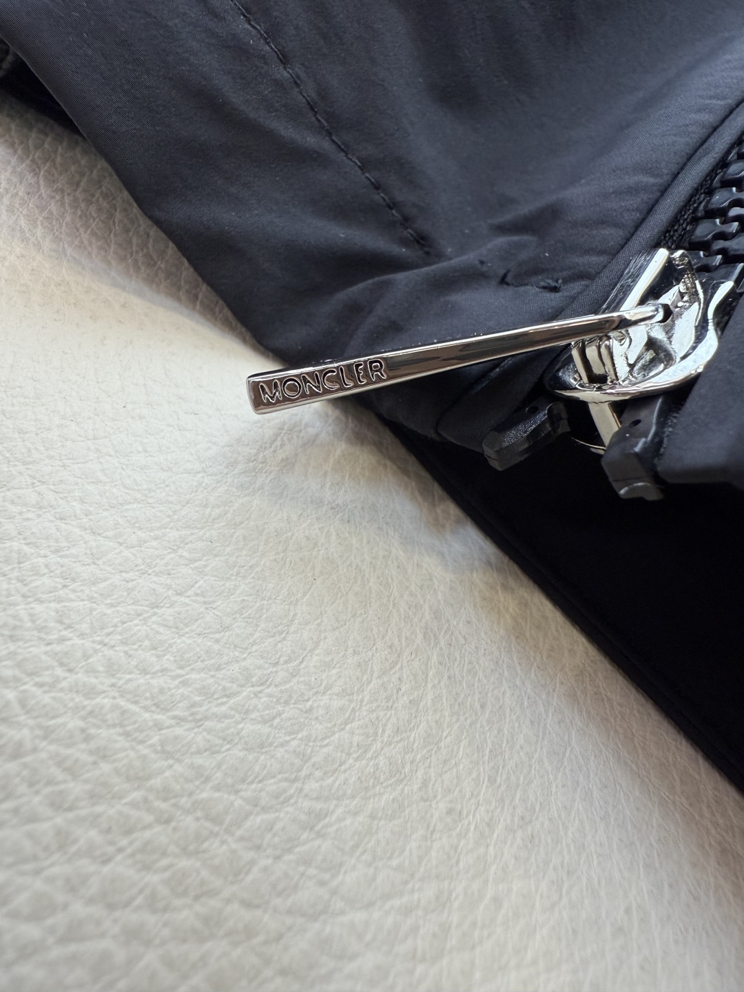 WH037#新款防晒服。
Moncler 最新款短款 防晒外套 米色 灰色 黑色 1-2-3码 