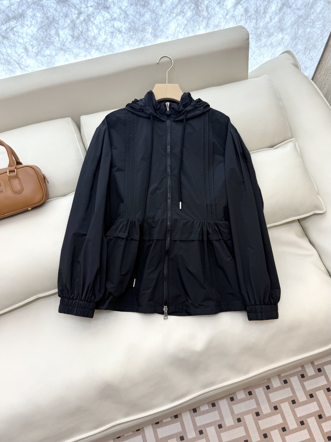 WH037#新款防晒服。
Moncler 最新款短款 防晒外套 米色 灰色 黑色 1-2-3码 