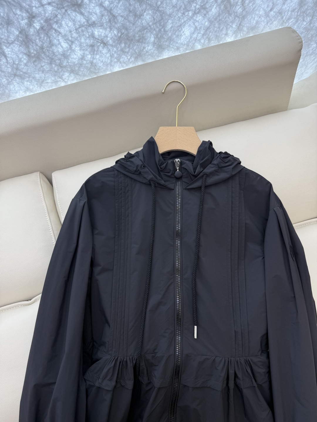 WH037#新款防晒服。
Moncler 最新款短款 防晒外套 米色 灰色 黑色 1-2-3码 