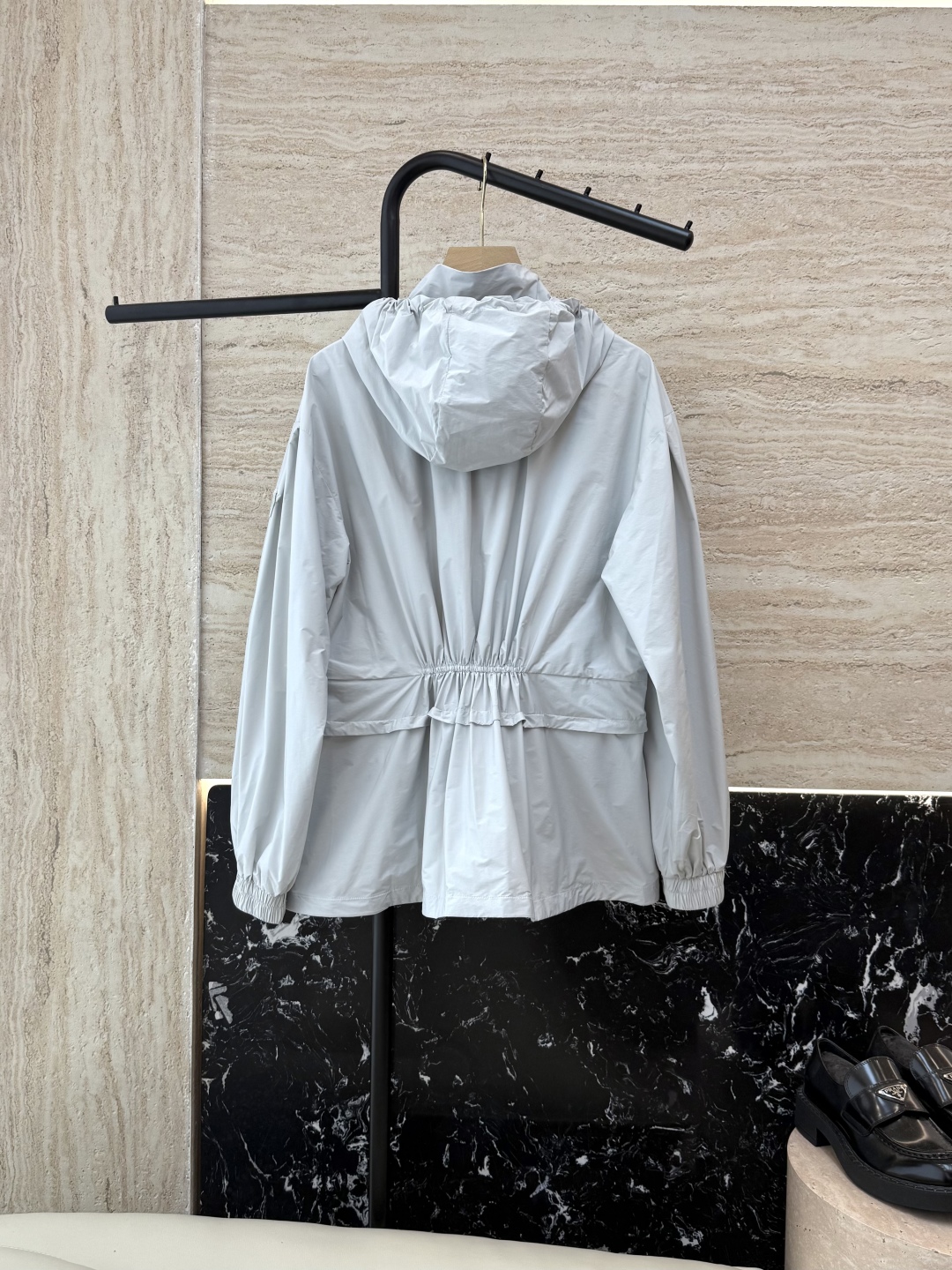 WH037#新款防晒服。
Moncler 最新款短款 防晒外套 米色 灰色 黑色 1-2-3码 