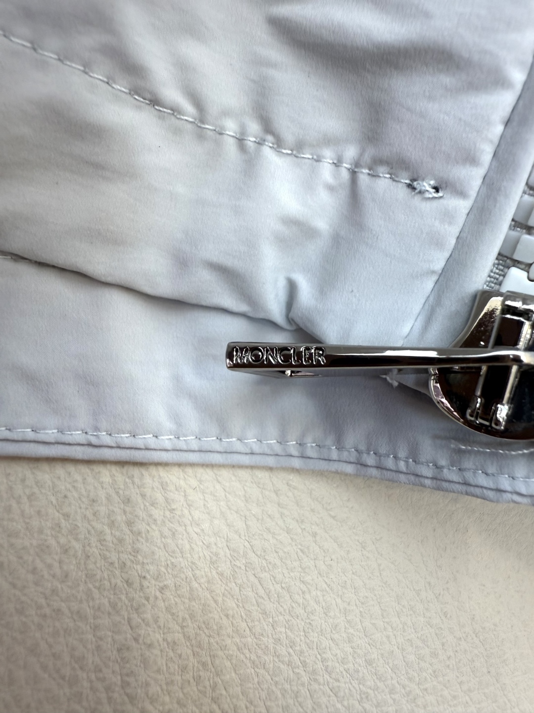 WH037#新款防晒服。
Moncler 最新款短款 防晒外套 米色 灰色 黑色 1-2-3码 