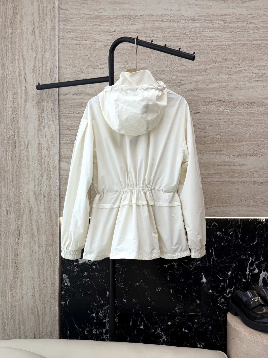 WH037#新款防晒服。
Moncler 最新款短款 防晒外套 米色 灰色 黑色 1-2-3码 