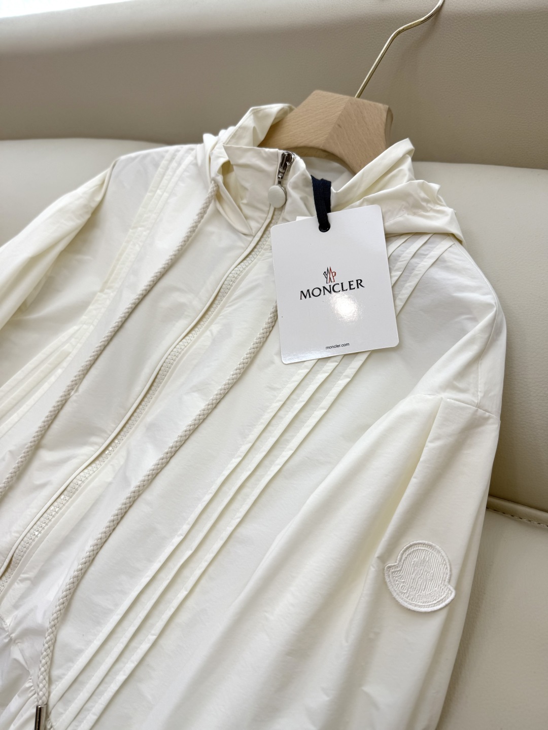 WH037#新款防晒服。
Moncler 最新款短款 防晒外套 米色 灰色 黑色 1-2-3码 