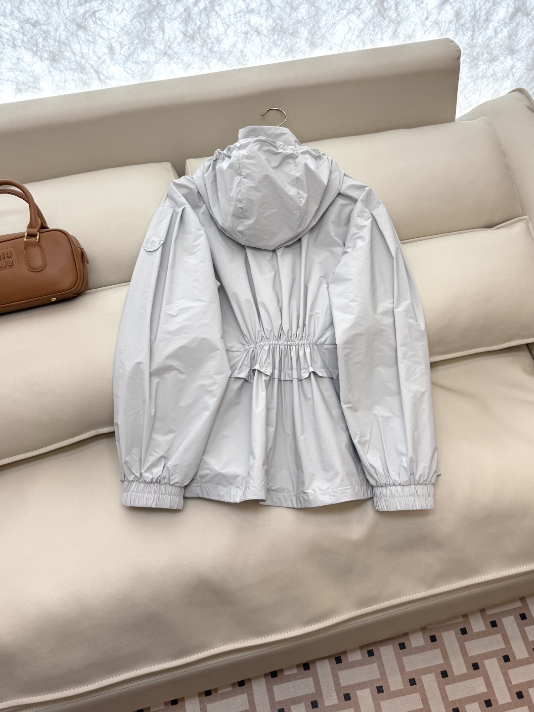 WH037#新款防晒服。
Moncler 最新款短款 防晒外套 米色 灰色 黑色 1-2-3码 