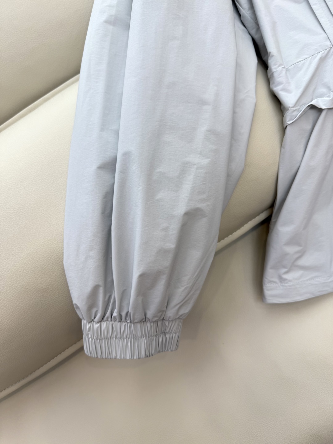 WH037#新款防晒服。
Moncler 最新款短款 防晒外套 米色 灰色 黑色 1-2-3码 