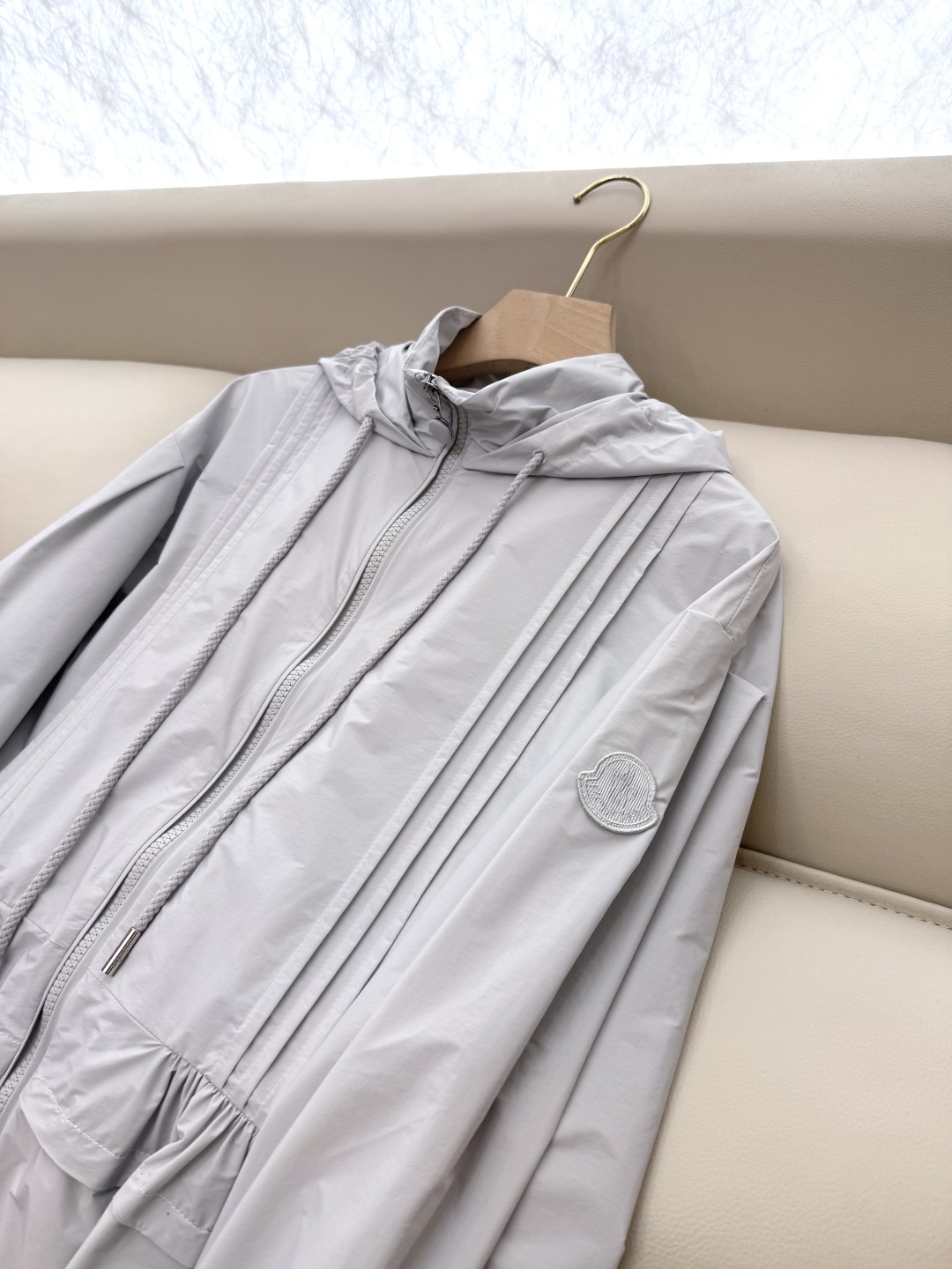 WH037#新款防晒服。
Moncler 最新款短款 防晒外套 米色 灰色 黑色 1-2-3码 