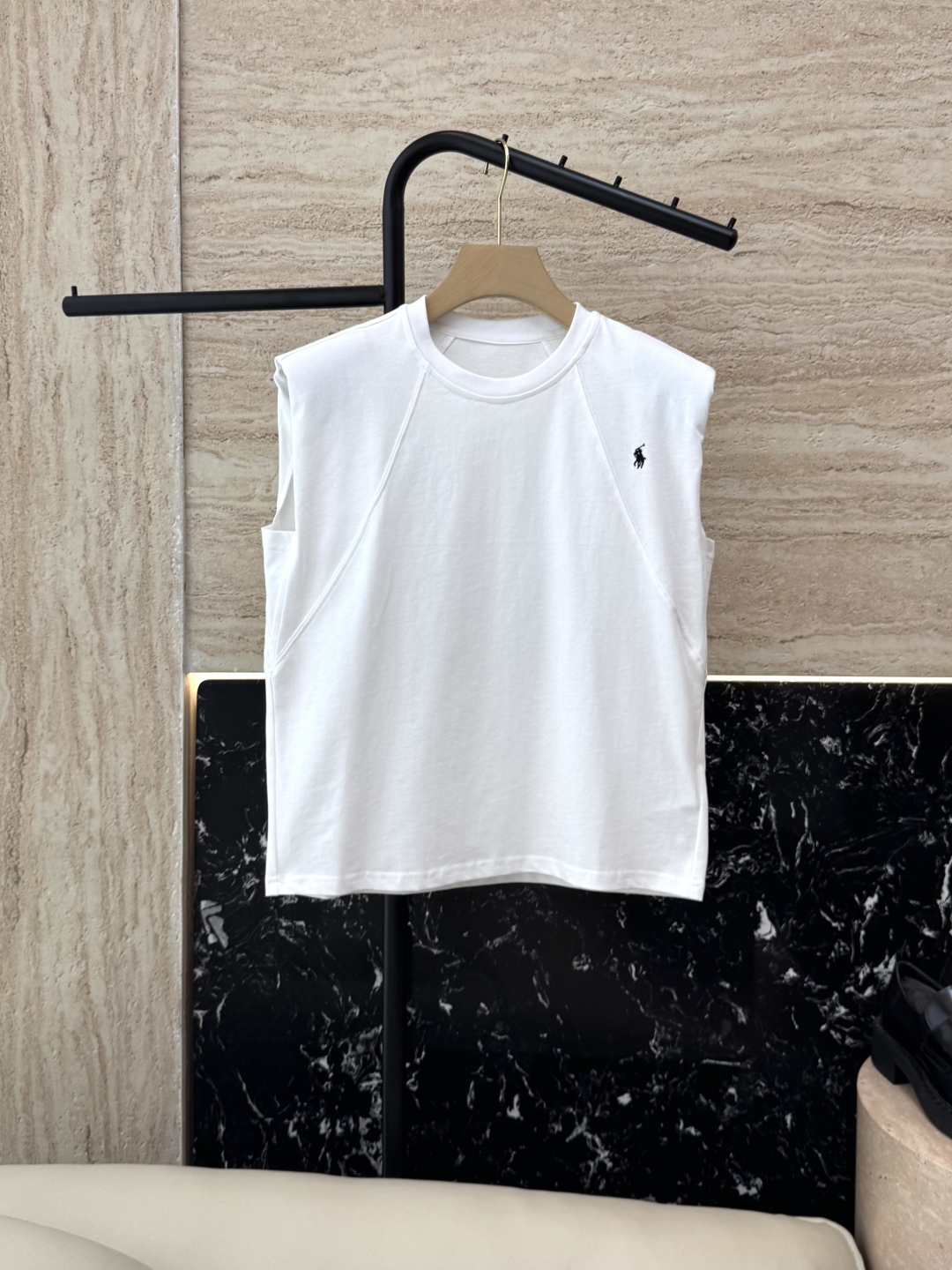ZY012#新款上衣。
polo 绣花 无袖背心上衣 黑色 白色 SML