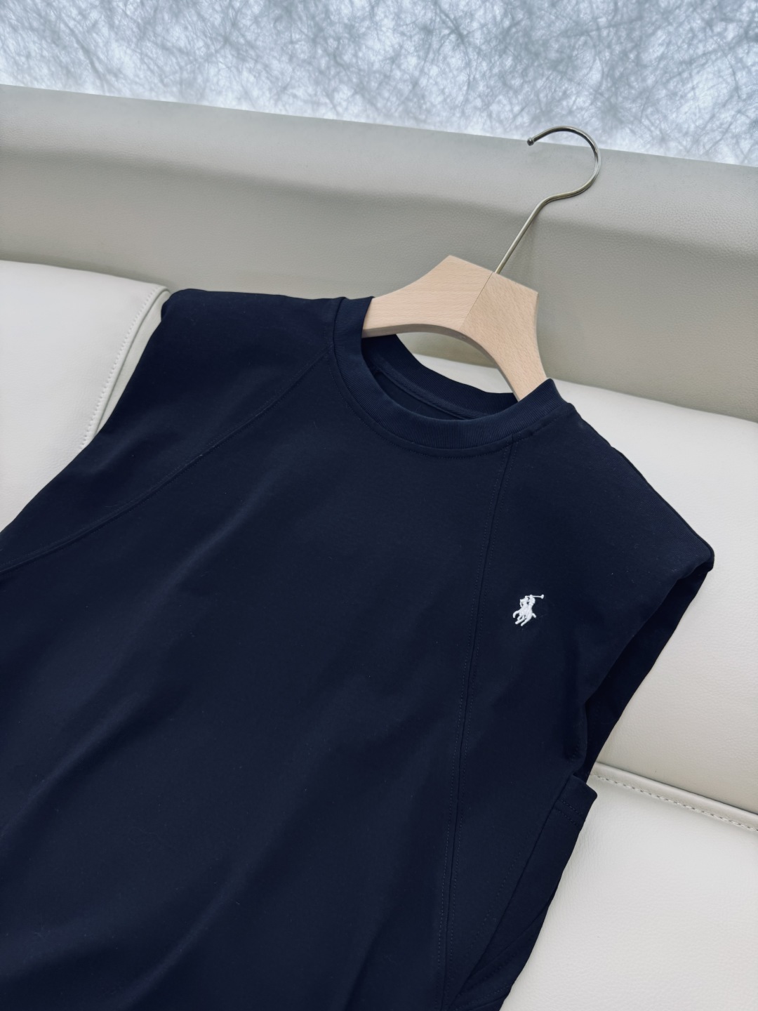 ZY012#新款上衣。
polo 绣花 无袖背心上衣 黑色 白色 SML