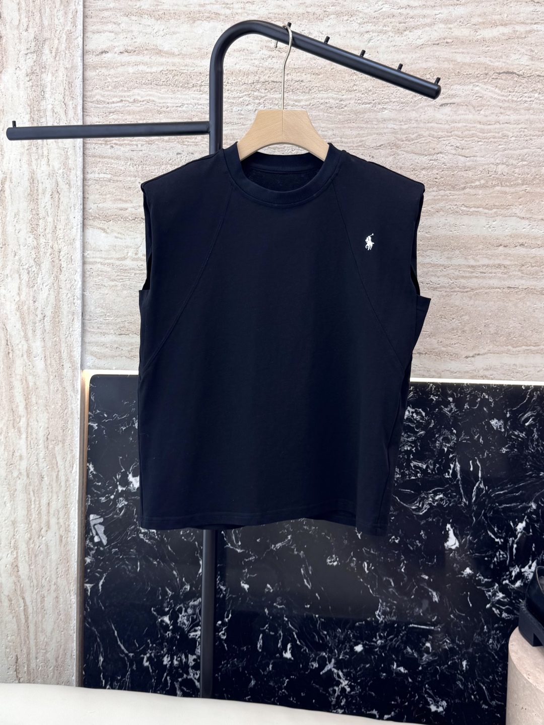 ZY012#新款上衣。
polo 绣花 无袖背心上衣 黑色 白色 SML