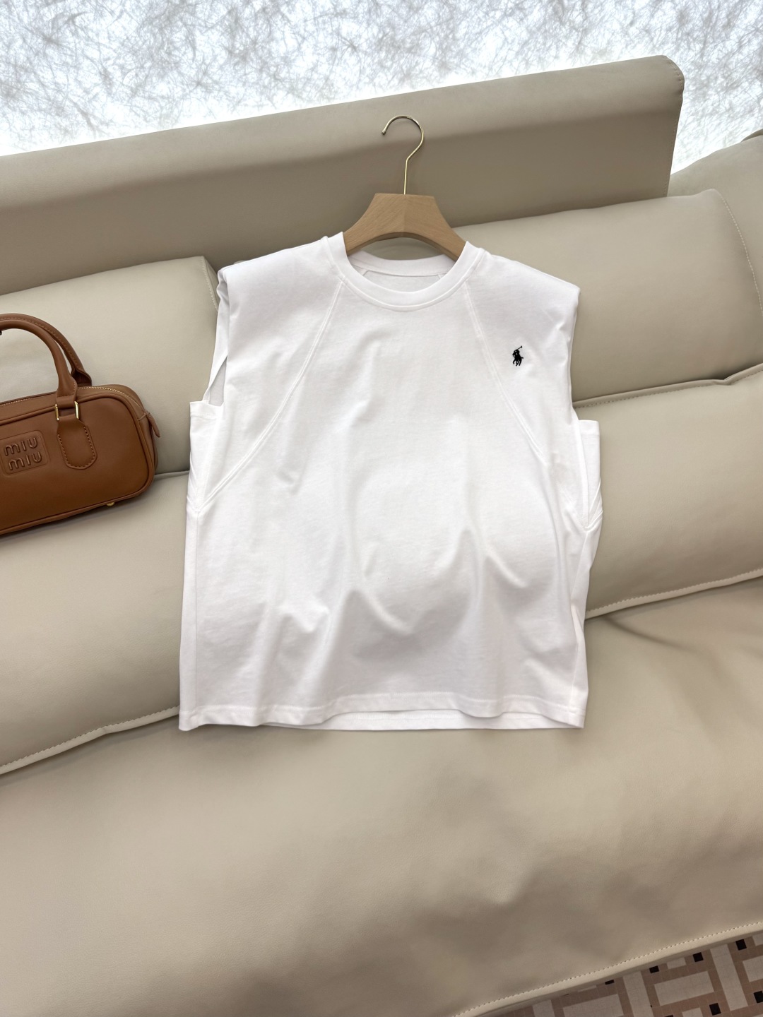 ZY012#新款上衣。
polo 绣花 无袖背心上衣 黑色 白色 SML
