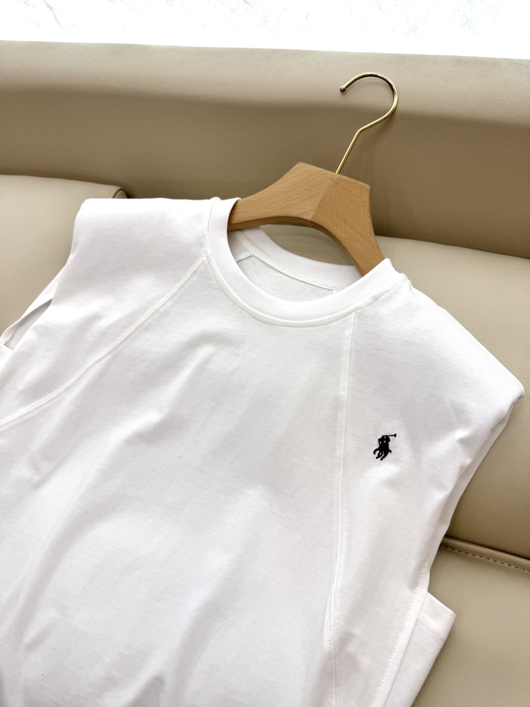 ZY012#新款上衣。
polo 绣花 无袖背心上衣 黑色 白色 SML