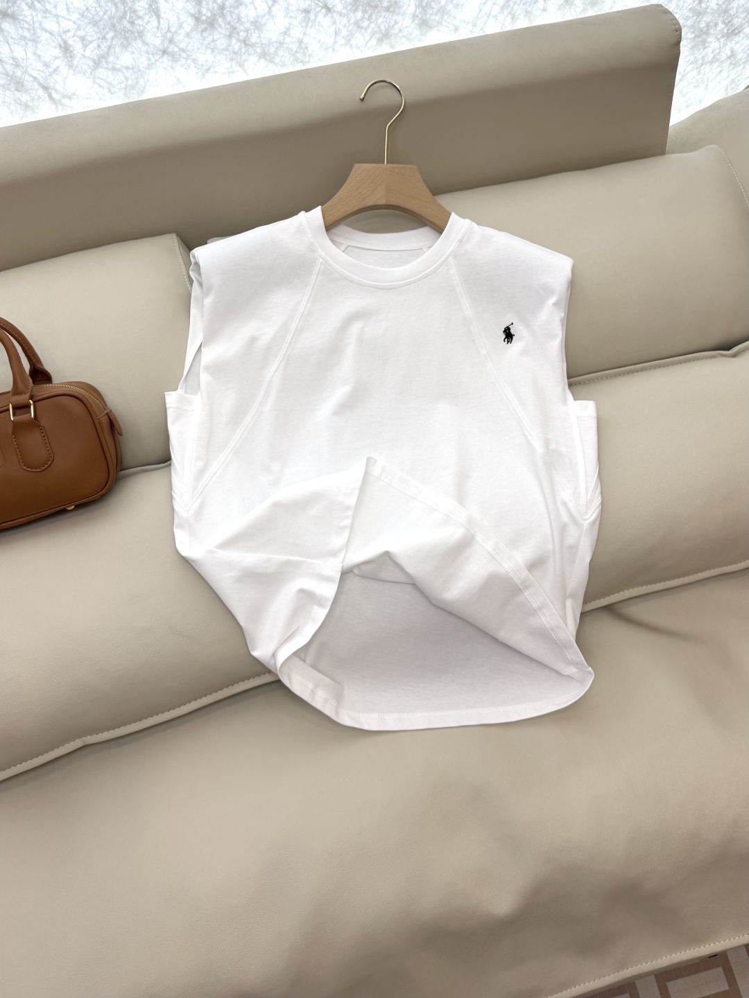 ZY012#新款上衣。
polo 绣花 无袖背心上衣 黑色 白色 SML