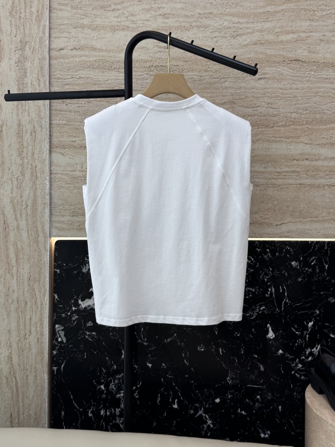 ZY012#新款上衣。
polo 绣花 无袖背心上衣 黑色 白色 SML