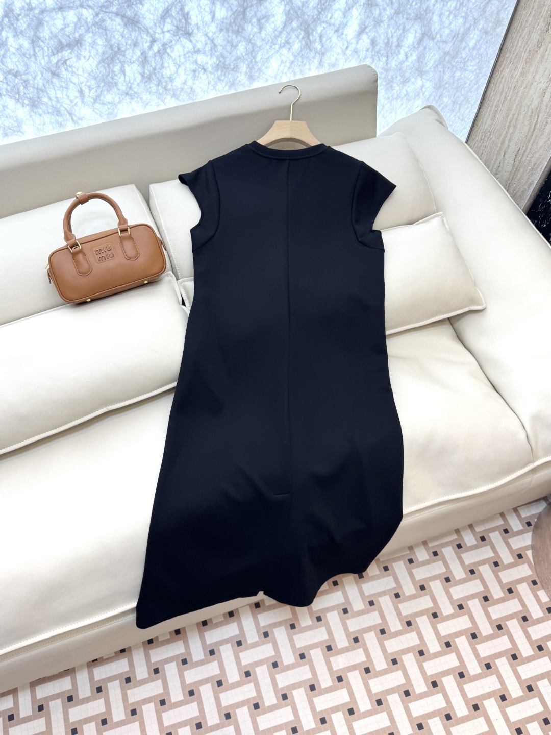 ZY013#新款连衣裙。
Dior 小蜜蜂绣花 无袖连衣裙 黑色 灰色SMLXL
