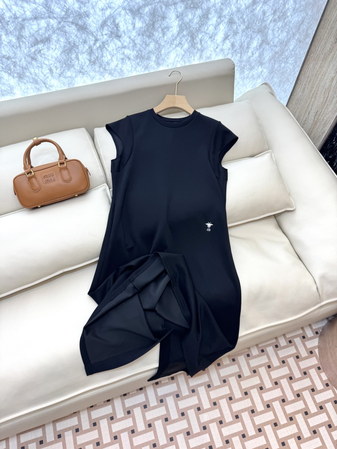 ZY013#新款连衣裙。
Dior 小蜜蜂绣花 无袖连衣裙 黑色 灰色SMLXL