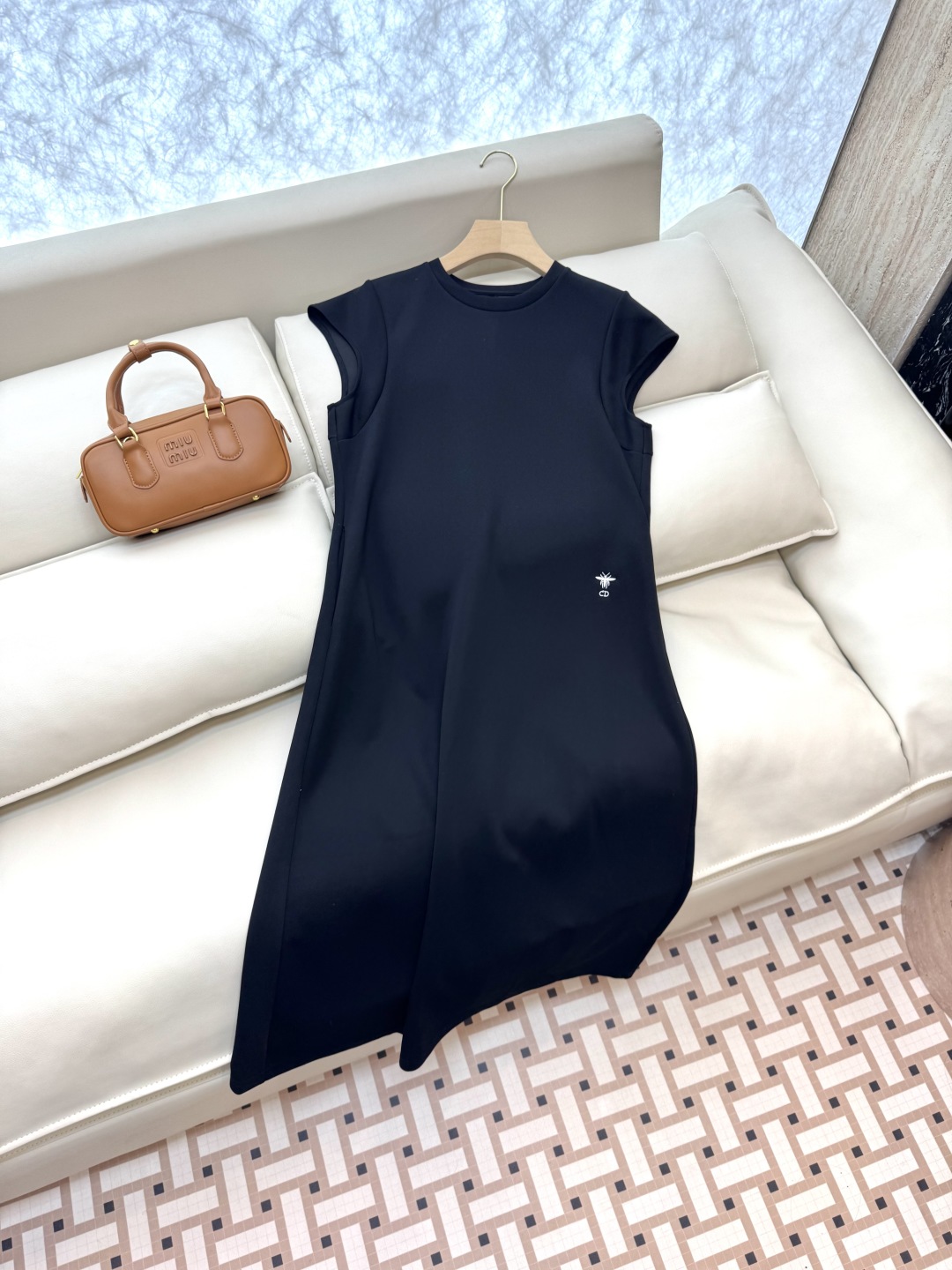 ZY013#新款连衣裙。
Dior 小蜜蜂绣花 无袖连衣裙 黑色 灰色SMLXL