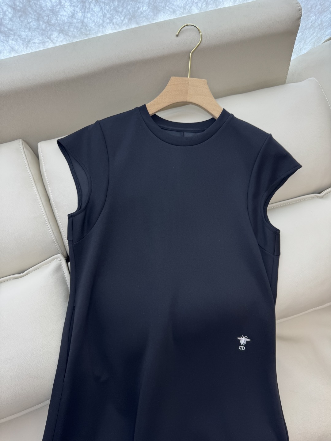 ZY013#新款连衣裙。
Dior 小蜜蜂绣花 无袖连衣裙 黑色 灰色SMLXL