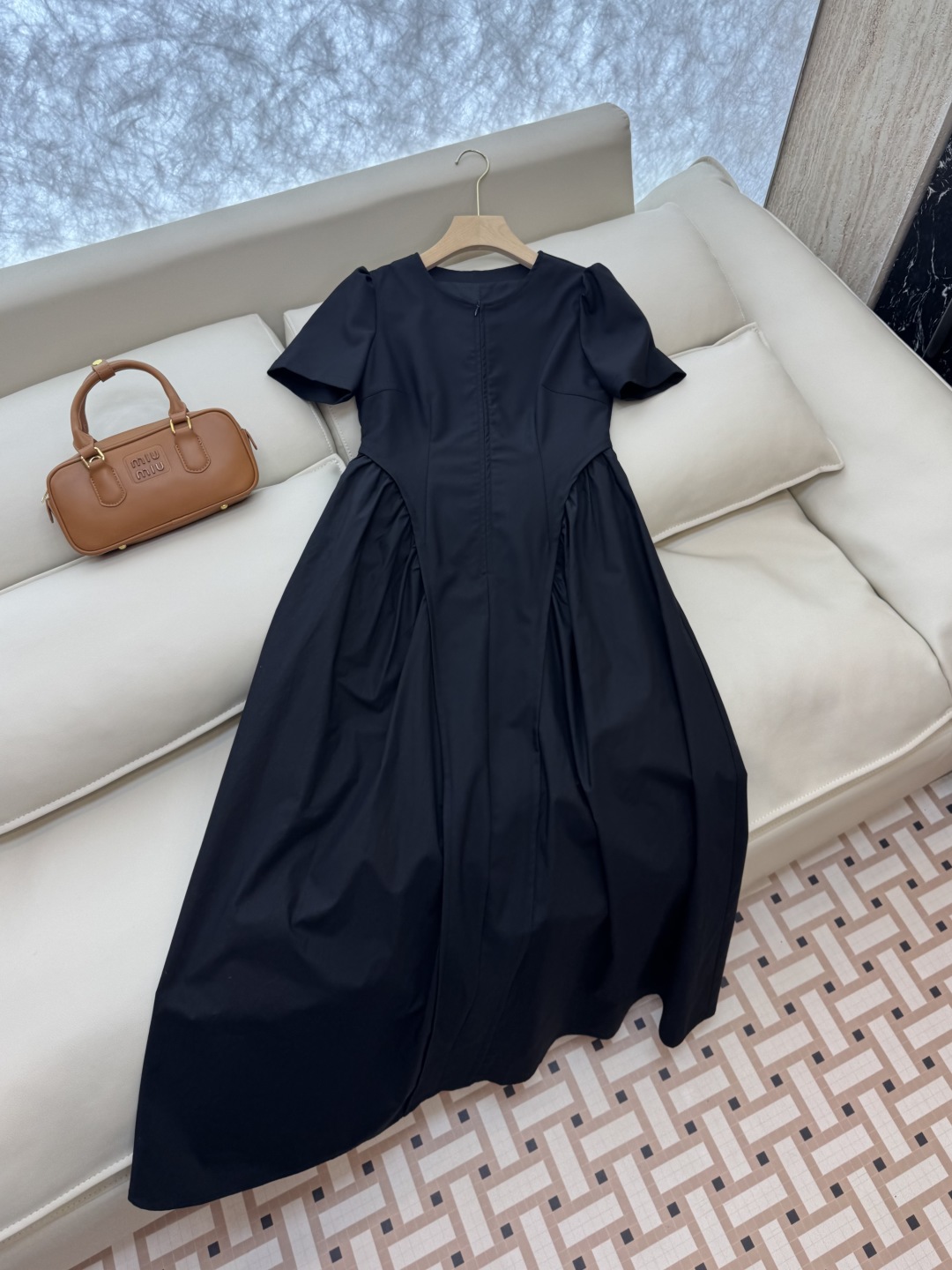 ZY016#新款连衣裙。
Dior 超修身长裙 短袖连衣裙 黑色 白色 SML