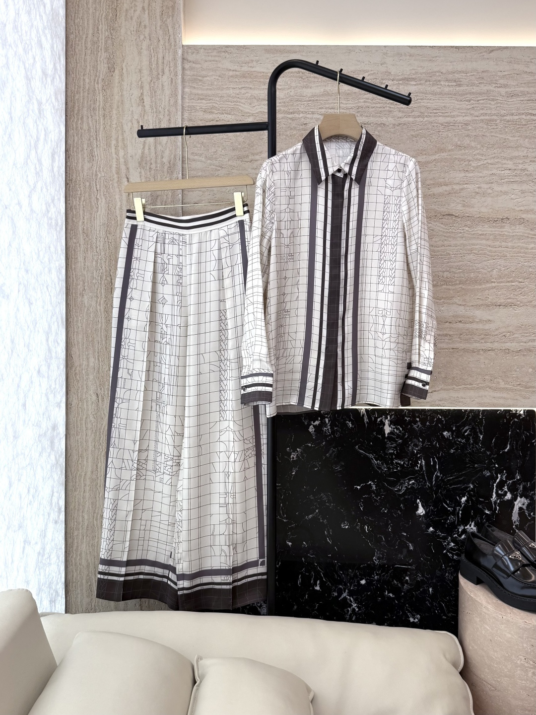 NO:684476,H32537#New set H home positioning printed silk shirt top + silk printed trousers suit S-XL,,shirts,real silk,19860909H32537#新款套装 H家 定位印花 真丝衬衫上衣 +真丝印花长裤 套装 S-XL,,shirts,real silk,,Women's clothing