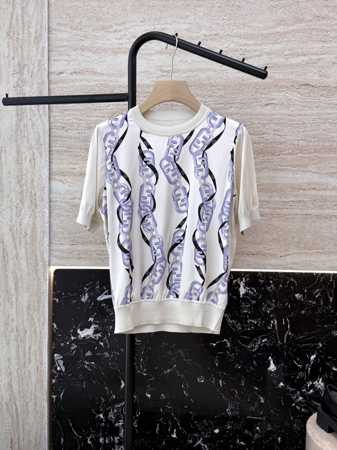 NO:331998,AD020# new knitted sweater Fendi silk chain printed spliced ​​silk knitted short-sleeved top MLXLXXL,,fendi,T-shirt,real silk,alexander wang19860909AD020#新款针织衫 Fendi 真丝 链条印花拼接丝针织短袖上衣 MLXLXXL,,fendi,T-shirt,real silk,alexander wang,Women's clothing